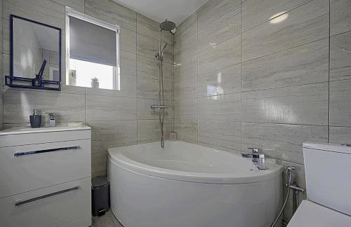 Comfortable 3-Bed Home - Driveway Parking - Foto 29