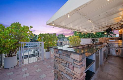 Luxe 4BR Waterfront w Htd Pool 5min to Beach - Foto 111