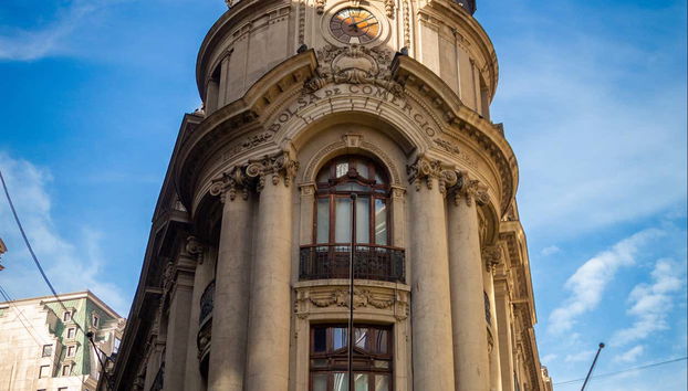 Admire notable monuments and palaces