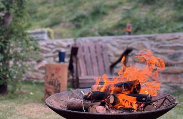 Chalé romântico com hidro, lareira e churrasqueira na Serra - Foto 5