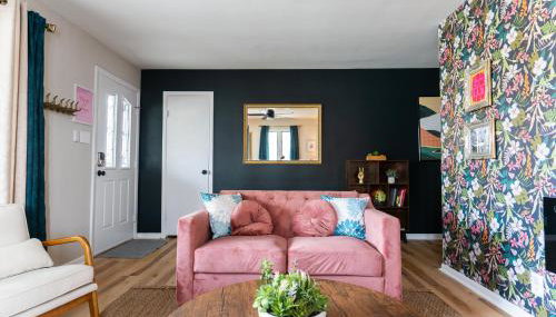 5 Bedroom 2 & 1 half Bath Group Stay Fun Design in Quiet Neighborhood - Foto 5