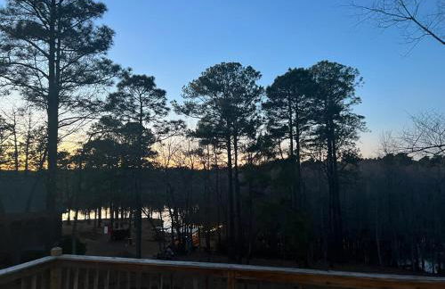 Charming Renovated Home Near Fayetteville, Rustic Retreat for Families - Foto 15