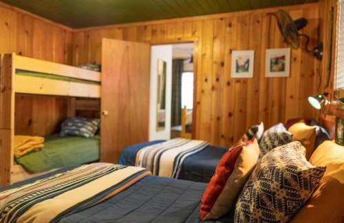 BunkHouse 1960's Camp Vibe with Timeless Wet Bar - Foto 22