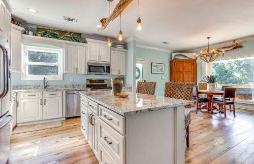 Waterfront Gulf Coast Home with Outdoor Oasis! - Foto 8