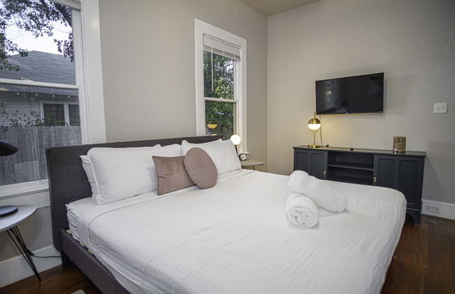 Chic Downtown Farmhouse With Garden and BBQ Grill - Foto 2