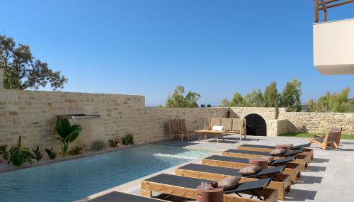 Jasmine Villa, with Heated Pool & Curated Design, By ThinkVilla - Foto 2, sunbed