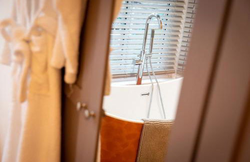 Luxury Pet-Friendly 2 Bed Retreat in Central Bowness with Copper Roll-Top Bath & Sun Terrace - Foto 4