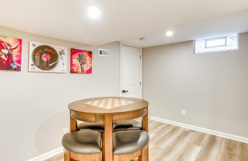 Screened Patio and Fire Pit Modern Westerville Home - Foto 9