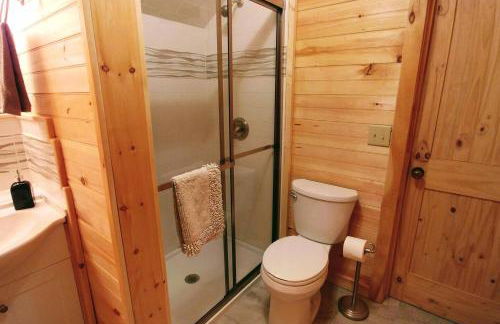 Water's Edge, Covered Porch, Deep Creek as your Backyard Haven, Hot Tub, Pool Table, Fire Pit, Close to Town & Entrance to National Park - Foto 61