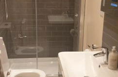 London Luxury 3 bedroom flat, 2 bathrooms, Living Room, free parking, 4 mins to station, garden - Foto 16