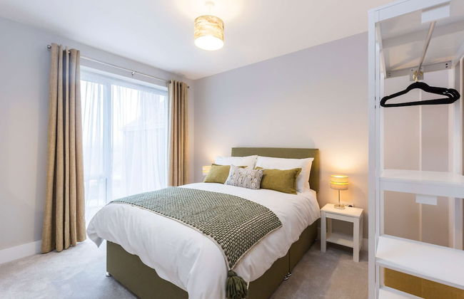 Stylish new Home With Parking - King Beds Garden - Foto 74