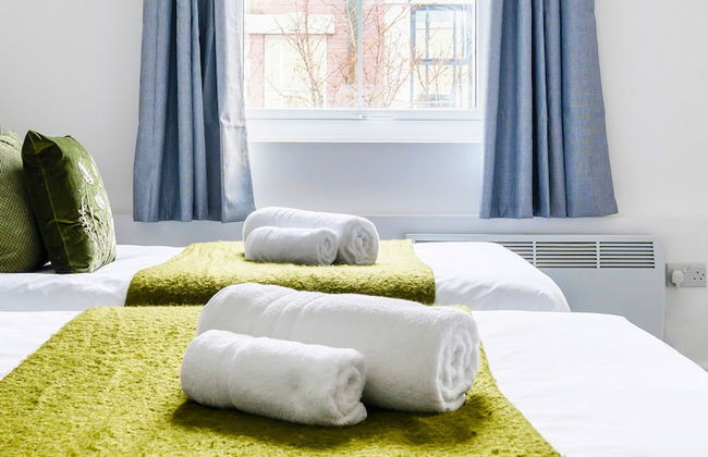 Modern Town Center Apartments Aldershot - Photo 2