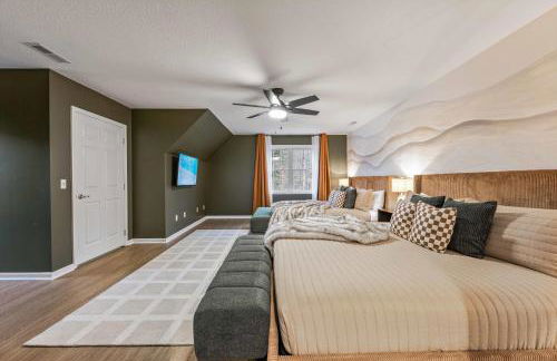 Newly Renovated Luxe Home near Asheville | Pool, Hot Tub, Theater & Games! - Foto 39