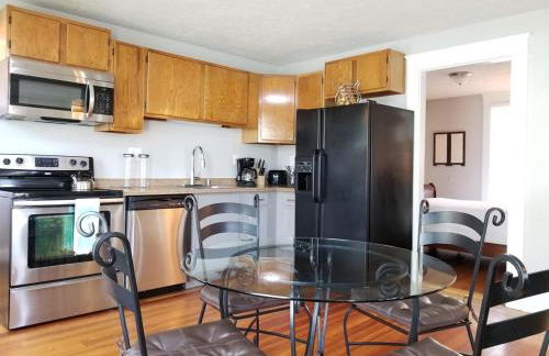 Bright Front Facing Unit - Private Front Farmers Porch - Foto 17