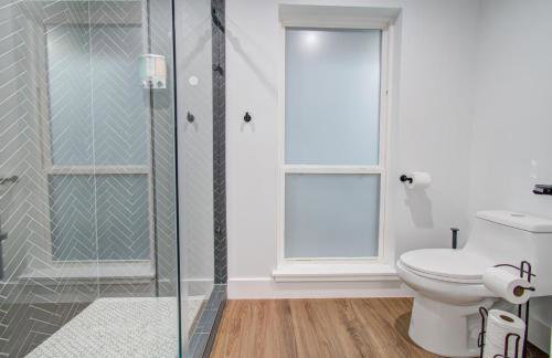 5-BD Modern Central Getaway w Hot Tub - Mins to DT - Foto 24