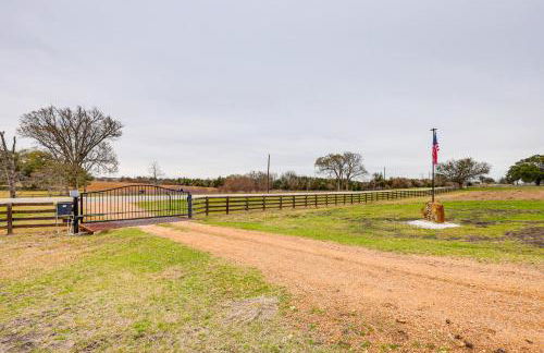 Large Yard and Pond Fayetteville Rural Retreat - Foto 27