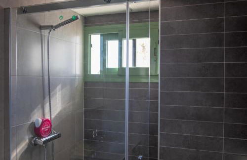 Precioso apartamento frente a la playa con piscina - Foto 44