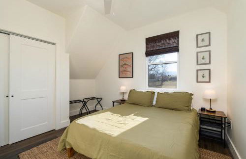 New Riverfront Home with Mtn Views - Foto 7