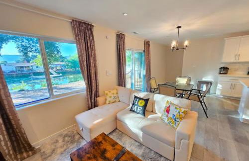 Lakefront Retreat • Private Yard + Fireplace - Foto 28