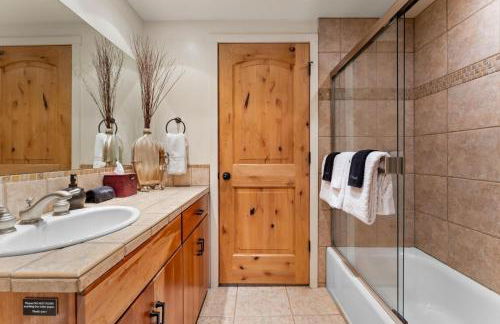 Luxury Lakeview Retreat - Hot Tub, SUP, Sauna & More! - Foto 35