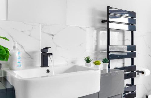 Stanion Luxurious 3 Bedroom Modern House Northamptonshire, Double, Twins, Single, Free Parking, Free Wi-Fi, Pets, Up to 8 Sleeps, 4 Smart TVs - Foto 21