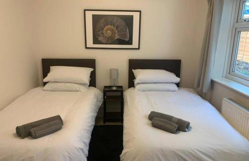 Central 2 bed flat with off street-parking - Foto 5