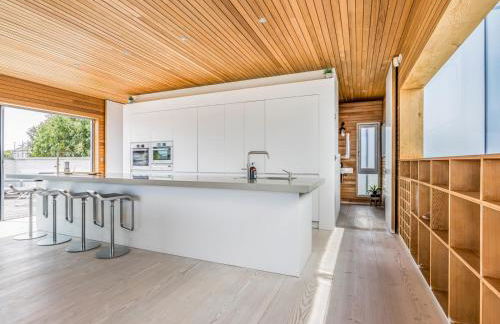 Breathtaking Home with Parking - Pass the Keys - Photo 17