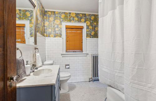 Steps to Edgewater - Sleeps 14 - Fun Game Room Retreat - Foto 41