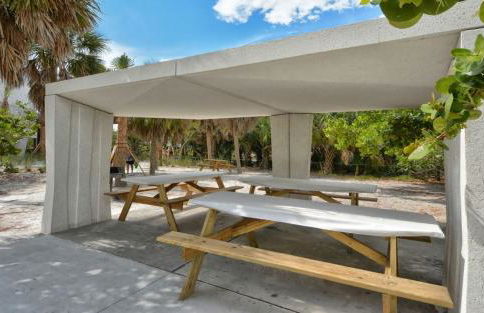 Steps to #1 Beach in America Siesta Beach! - Foto 35