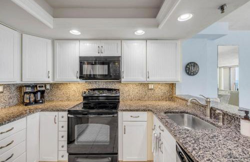 New Listing! Dog-friendly direct oceanfront with private balcony and heated rooftop pool - Foto 43