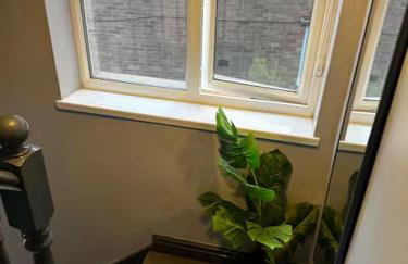 Luxurious Three-Bedroom Family Home with Free Parking - Foto 16