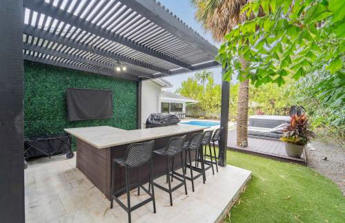 Resort Style Backyard Heated Pool Hot Tub Fire Pit - Foto 41