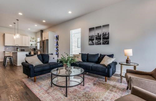 Nash House & Bars of Broadway with Patio Bar and Views! 8min Downtown! Sleeps 12! - Foto 9