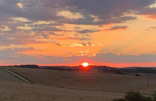 French Farmhouse Retreat with pool & superb views. - Foto 24