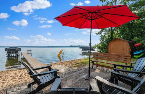 Sandy Beach Family Getaway with Fire Pit and Deck! - Foto 34