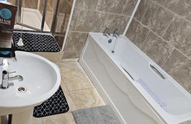 Modern 2-Bed Apt Near Hospital and University of Birmingham - Photo 3