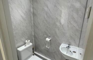 Cosy 4 bedroom house in borehamwood with large onsite parking and large beds - Foto 13