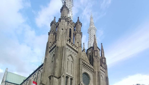 Admire the Jakarta Cathedral