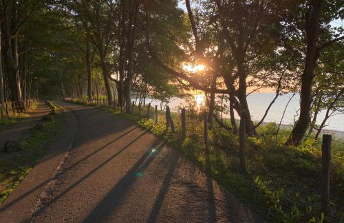 GUT KLETKAMP "Mühlenhof 3" - Ruhige Ferienwohnung mit 2 Schlafzimmern I Terrasse mit See- & Naturblick I Gemeinschaftsgarten I 15 Min zur Ostsee I Küche I Parkplatz I Waschmaschine I WLAN - Foto 21