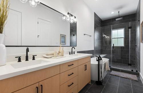 2 Luxury Homes in 1 - Walk to Nightlife & Stadiums - Foto 67