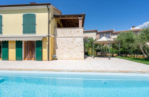 Charming Orange Apartment with Private Pool and Garden Oasis - Foto 1