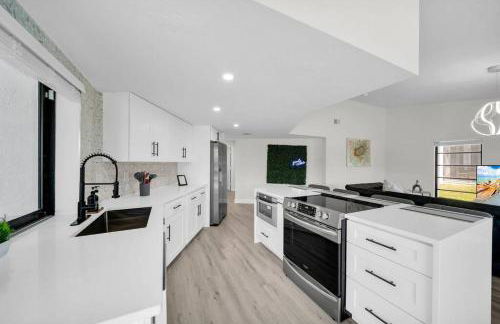 Relax & Play! 3BR Pool Home in Cape Coral - Pet-Friendly with Game Room - Foto 18