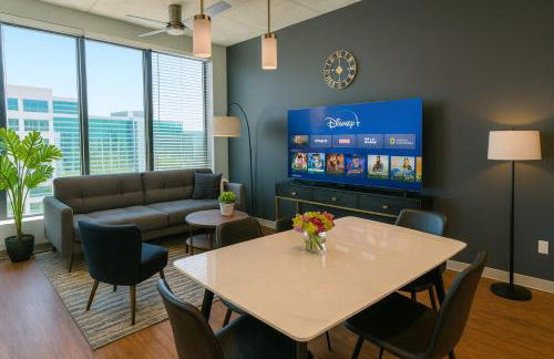 Upscale 2BR Apt Rooftop Deck and Fitness - Foto 1