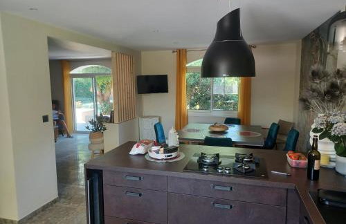 Magnifique villa avec piscine 10x5 m sur 1800m2 de terrain avec parking privatif cuisine recente equpee 3 chambres dont 2 parental au rdc avec wc separe pas de vis à vis terrain de petanque bbq climatisation jeux enfants - Photo 11