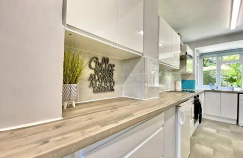 EasyRest - Spacious Detached House - 10 Beds - 5 Bedrooms - 4 Bathrooms - Secure Parking 5 Vehicles - Excellent Road Links - Perfect for Contractors & Large Groups - Foto 12