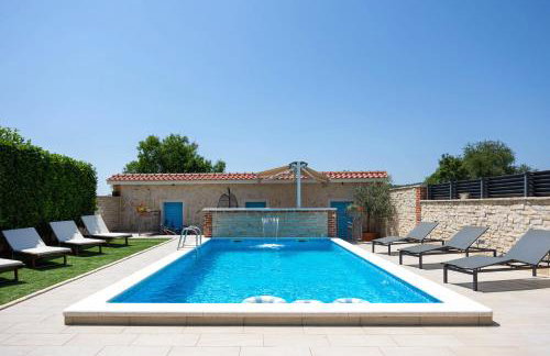 Villa Vision with Heated Pool & Jacuzzi in Sestanovac - Foto 5