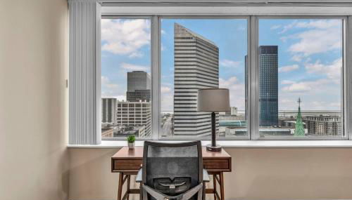 Luxury High-Rise w/ City View | Paid Parking | Gym - Foto 2