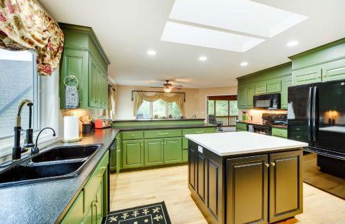 Home in Bella Vista with Deck and Lake Windsor Views! - Foto 7