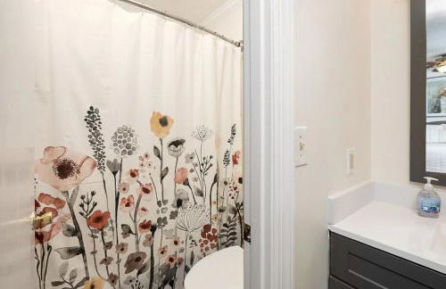 Relaxing Lakeview Stay Near Beach w Pool - Foto 19