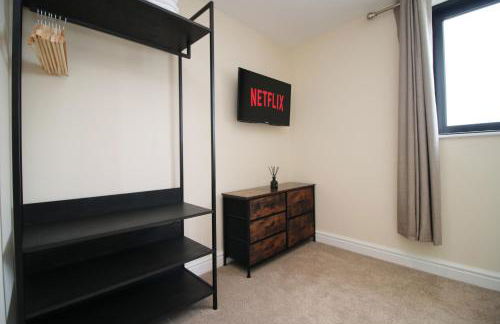 LUXURY 4 Bedroom 4 Ensuite Home in Penarth (Pool Table Games Room & BBQ Garden) with Sea Views - Photo 65